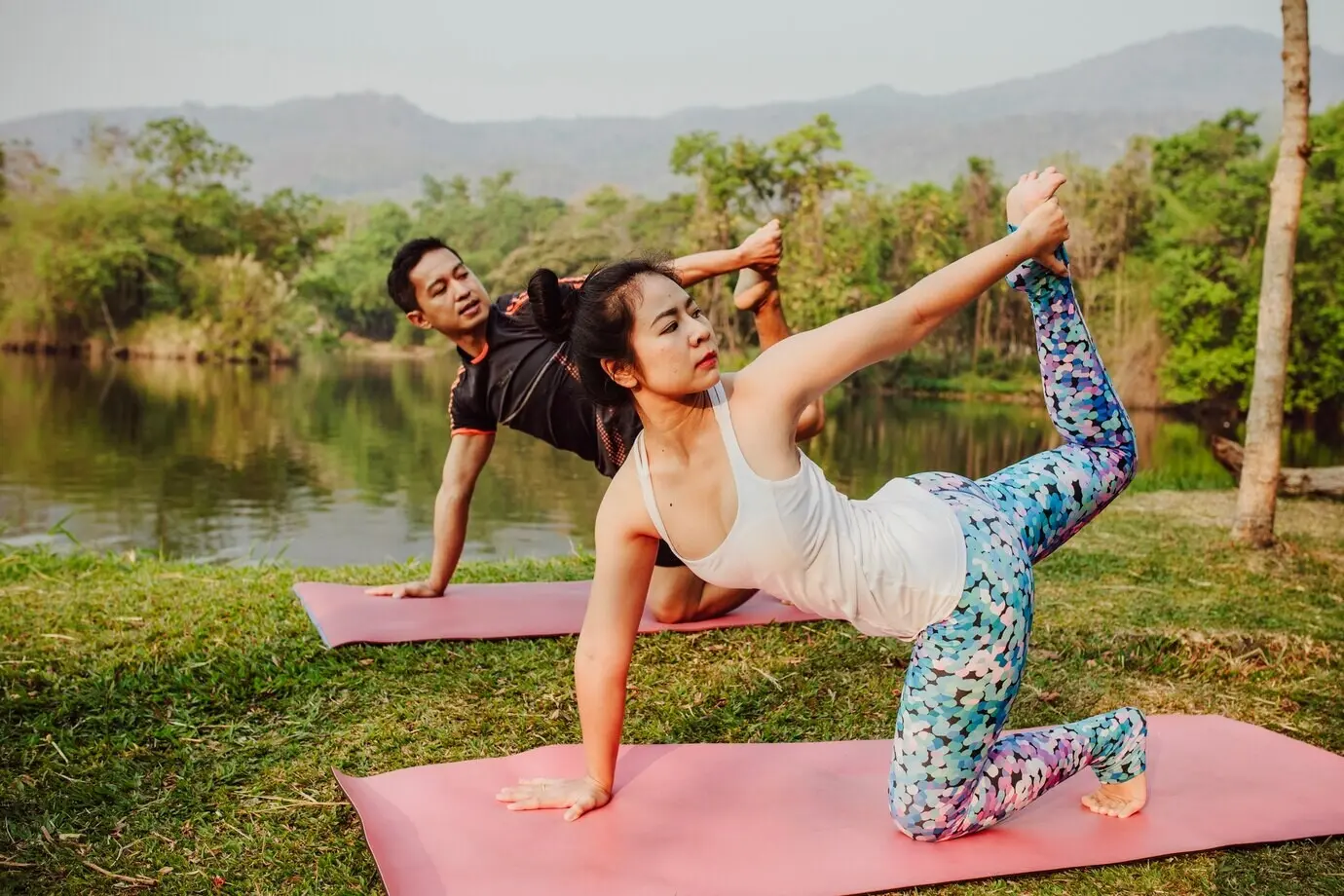 Gezond stel, yoga en een meer