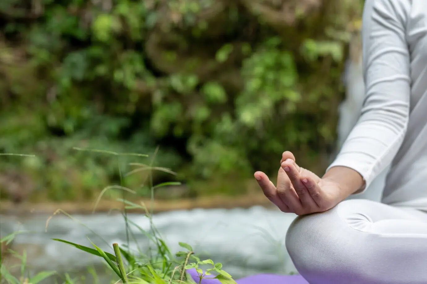 Mooie meisjes doen yoga in het park.